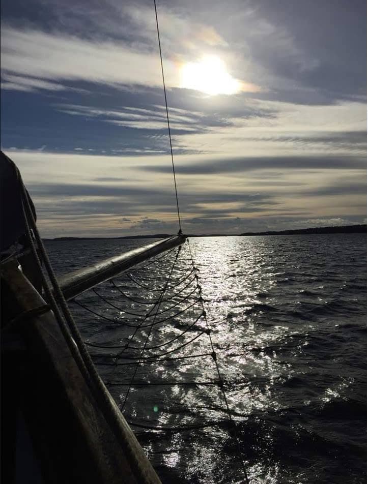 Bild föröver från segelbåt på hav